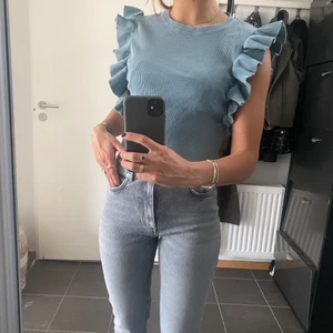 Topp från zara stl s - Sälger en super fin blå topp från zara endast använd 1 gång, storlek small