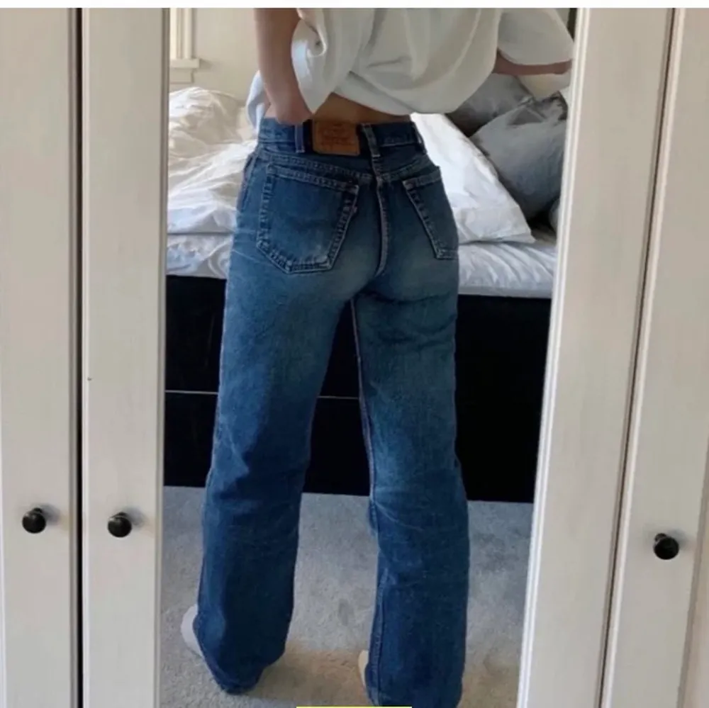 Köpte dessa jeans här på plick men var tyvärr för små. Köp direkt för 600. Annars budgivning.. Jeans & Byxor.