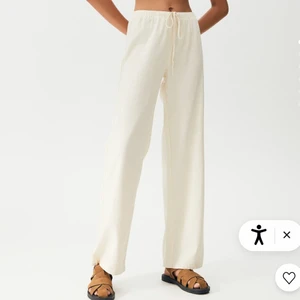 Linnebyxor  - Jätte fina helt oanvända linnebyxor från pull and bear , prislappen kvar , säljer då dom tyvärr var förstora för mig och kan inte lämna tillbaka då jag köpte dom utomlands ,, storlek S , jag är 160 och dom är långa på mig 💓💓 säljer för 200kr + frakt  