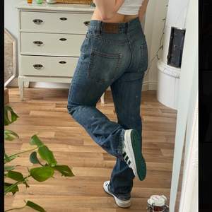 Classy jeans i straight fit som dessutom är trendigt lowrise i midjan. Sitter så snyggt på! Storlek W31/L32 och tror det är herrstorlek🫒 jag är 160 och dessa passar nog bäst någon som är upp till 165 cirkus 🎪 