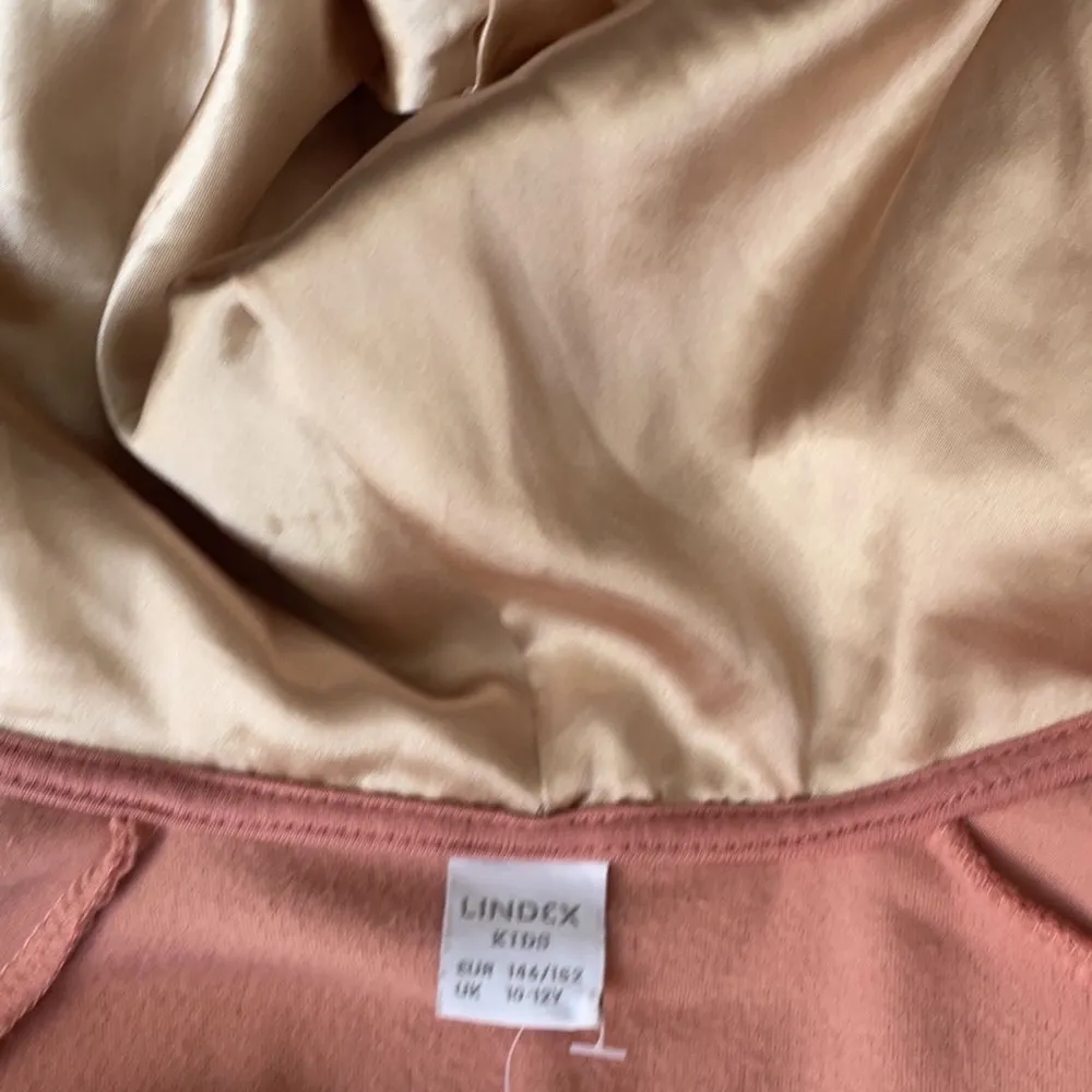 Säljer denna fina rosa tröja som är ifrån Lindex! Den har nästan aldrig blivit använd! Säljer den eftersom den håller på att bli för liten ❤️för mer bilder kom privat❤️. Tröjor & Koftor.