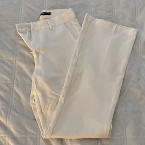 vita kostymbyxor  - Säljer de populära kostymbyxorna från Bikbok i storlek 34. Som ni kan se på tredje bilden så är det tre fläckar som jag ej lyckats få bort men inget man tänker på. Använda ett fåtal gånget.