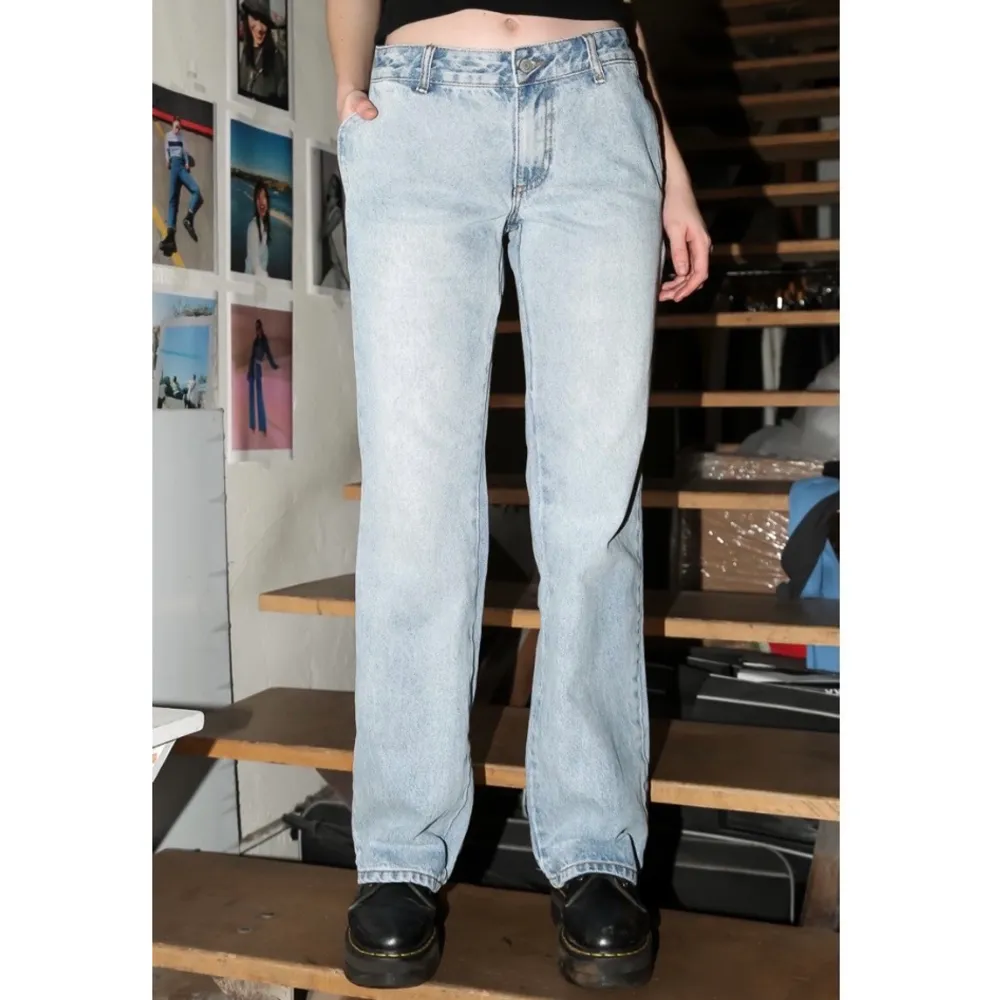 Lågmidjade bootcut jeans från Brandy Melville, modellen Janet. Midjemått: 72 cm. Innerbenslängd: 74 cm. Dom är avklippta längst ner. Skriv privat för mer bilder! 200kr + frakt 💕. Jeans & Byxor.