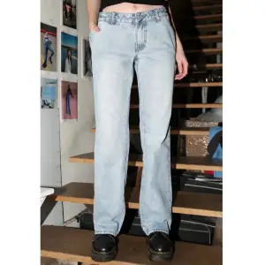 Lågmidjade bootcut jeans från Brandy Melville, modellen Janet. Midjemått: 72 cm. Innerbenslängd: 74 cm. Dom är avklippta längst ner. Skriv privat för mer bilder! 200kr + frakt 💕