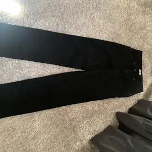 Säljer dessa fina svarta jeans från Madlady. Aldrig använt dem så dem är i nyskick💕 ord. Pris 550 kr
