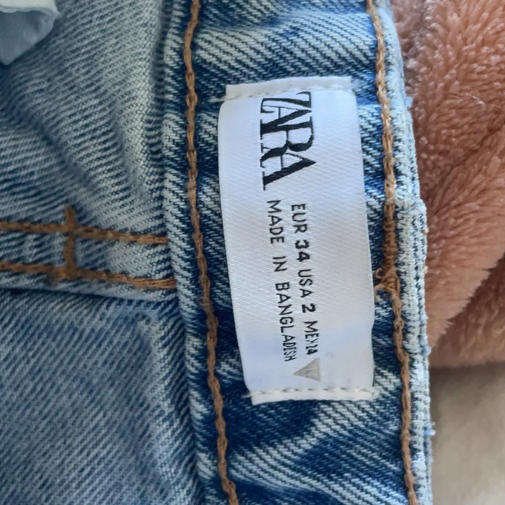 Jätte fina zara jeans, nästan aldrig använda💗 Säljer pga att dom inte kommer till användning, köparen står för frakt!💗 Kom privat för fler bilder, pris kan diskuteras!. Jeans & Byxor.
