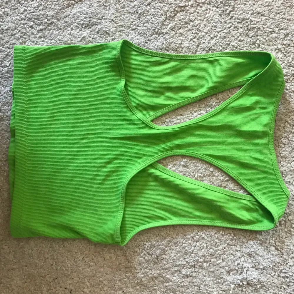 Grönt linne/topp från Zara i storlek s. Endast använd fåtal gånger o är som ny🧡 (frakt ingår ej i priset). Toppar.