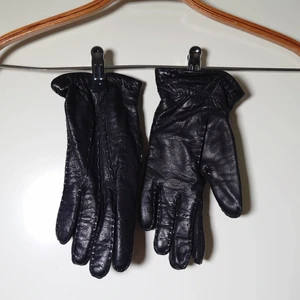 Skinnhandskar - Svarta skinnhandskar, storleken är som M/L (dam)🌱