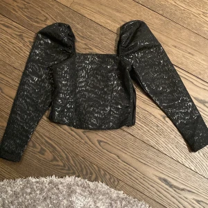 Festtopp med axelpuffar  - Oanvänd topp ifrån h&m