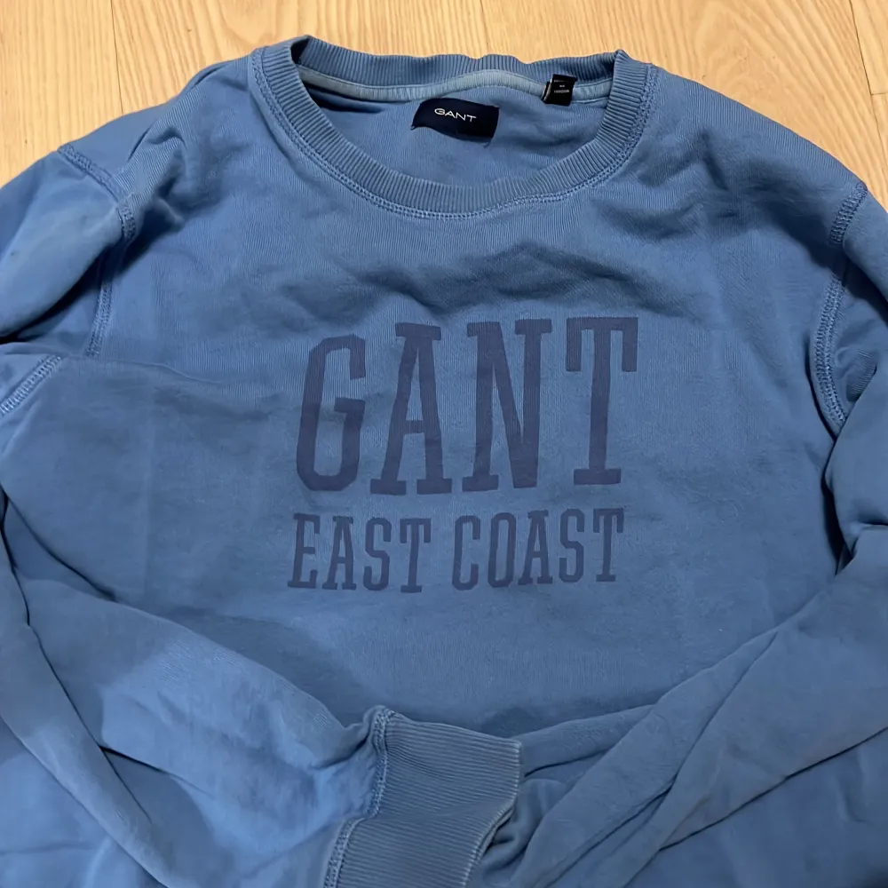 Hej säljer en Gant East coast sweatshirt som är i bra skick även att den har en liten skada på handavdelningen men det märks inte. Perfekt till sommaren/våren. Kontakta mig om du är intresserad! . Hoodies.