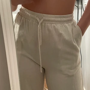Linnebyxor  - Säljer dessa jättefina linnebyxor då de tyvärr inte kommer till användning längre, de är knappt använda o är som i nyskick!