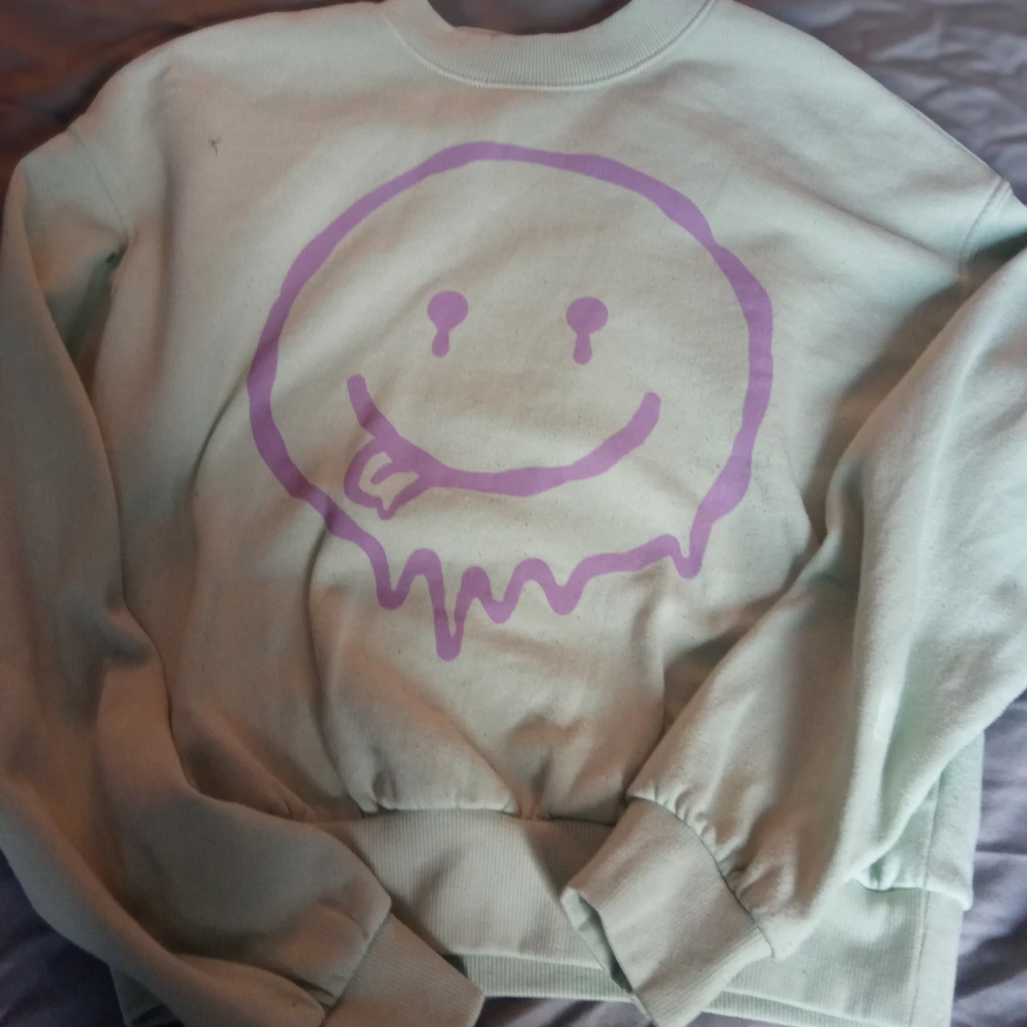 Fin grön tröja med en lila smile på!!