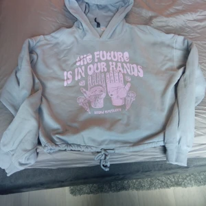 Den är i storlek XS fast passar 10-14! - Använd 2ggr, bra skick. Väldigt mysig! Perfekt till vår tider!