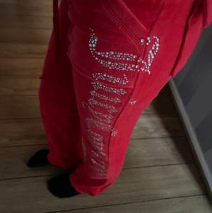 Säljer min röda juicy dress från aliexpress som jag köpte här från Plick, köptes för 500. Använt fåtal gånger och inga defekter, fint skick, kom privat för fler bilder eller frågor, kan mötas i Västerås eller skickas mot fraktkostnad💕