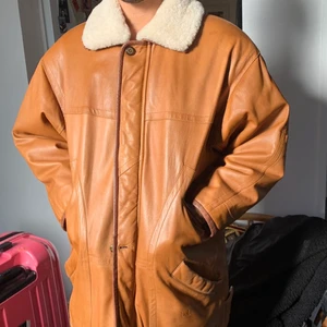 Skinnjacka  - Underbart charmig vintage skinnjacka (äkta skinn)  med designfoder. Endast använd fåtal gånger därav fin fläckfri päls etc. Passar både kille & tjej, har sjukt bra fickor och sitter snyggt på. Perfekt vår/höstjacka!  Kan mötas i Sthlm innerstad alt frakta mot kostand! Nypris ca 2000kr 