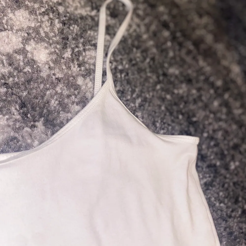 Ett vitt linne  från H&M. Linnet är i acceptabelt skick. 25kr + 26 kr frakt . Toppar.