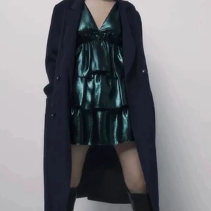 Grön glittrig volangklänning från Zara - Interessekoll på min superfina klänning köpt på Zara i december 2020. Endast använd en gång. Funderar på att sälja då den inte kommer till användning. Bud från 350kr💓