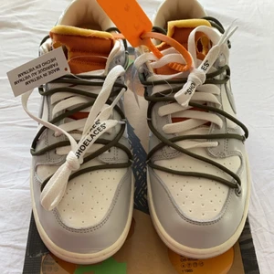 Nike Dunk Low OW Lot 22 7.5 - Nike Dunk Low Off White Lot 22 Storlek 40.5, Helt oanvända (DSWT) och orderbekräftelse finns. Hör av er om det e något ni undrar över :)