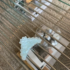 Ljusblå hårklämma - Köpt secondhand, fint skick och inget att anmärka på. Köparen står för frakten!