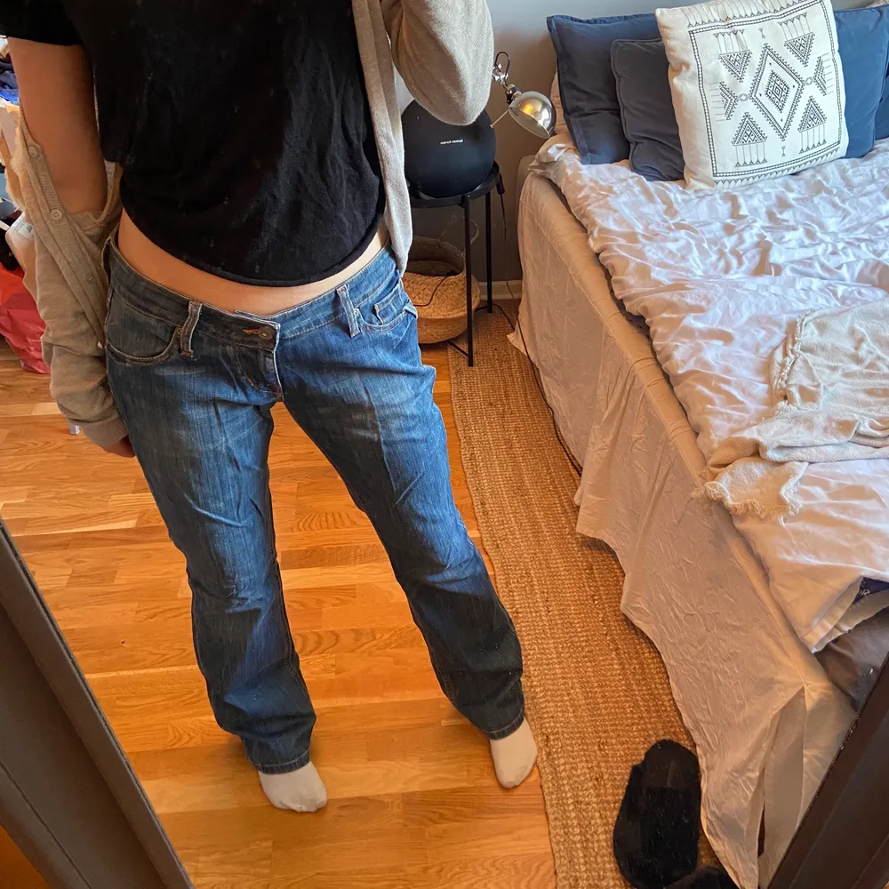 Jag säljer dessa lågmidjade Fornarina jeans då de är lite förstora för mig. Stl är 31, midjemåttet tvärs över är 44 cm och jag är 172 och skulle säga att dom sitter perfekt om inte lite för långa i benen. Köparen står för frakt💌kom privat för fler bilder🙏. Jeans & Byxor.