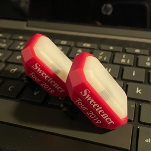 Ariana Grande Swt Ring - !! 100 kr/st !! 1 kvar !! Ringar som delades ut på Ariana Grandes sweetener tour. De delades bara ut i London så de är väldigt rare säljer därav dyrt. Lyser inte längre eftersom de bara funkade under showen. 💜