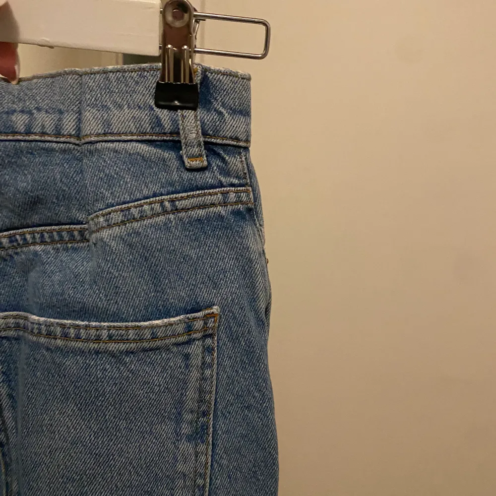 Jeans full length, har sytt in benen och midjan . Jeans & Byxor.