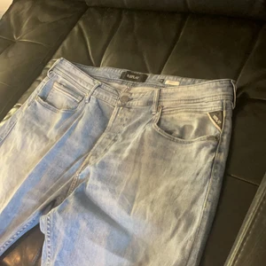 Replay Jeans 38x32 Endast testade - Köptes på Pondus i Partille för 1500 men trivdes inte i dem så skulle sy till dem så dem passade mig men det blev aldrig gjort och nu vill jag inte ha dem längre. Så dem är bara testade i butik. Dem är även raka så sitter snyggt överskorna inte får långt ner så de ser för pösigt ut utan perfekt 