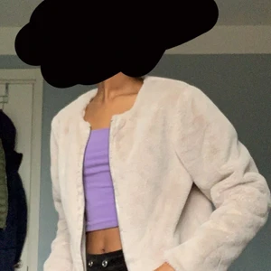 Puffig Ljus beige jacka - Den är puffig och ljus beige. Den är väldigt skön att ha på sig. Man kan inte se dragkedjan så mycket. Den är gammal fast aldrig använd. Och den är från Tyskland