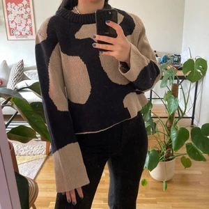 Tröja från weekday  - Croppad stickad tröja från weekday i storlek S! Superfin och i bra skick men kommer aldrig till användning hemma hos mig 🥲 💕
