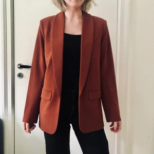 Tegelbrun kavaj i rak modell gina tricot - Skitsnygg tegelbrun kavaj (lite svårt att fånga exakt förg men ännu snyggare i verkligheten). Köpt på gina tricot. Strl S. Knappt använd så i nyskick. Riktigt bra passform som förlänger.