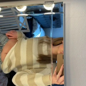 Randig tröja - Stickad tröja, mysigt material inte stickig. Använd en gång, mycket fint skick. Beige/vit. Köparen står för frakt, skriv för mer info💞