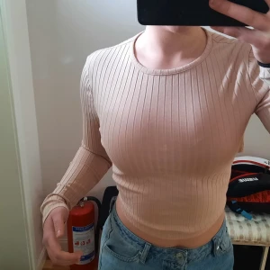 Tröja med öppen rygg - Beige tröja från nakd i strl M. Knappt använd 