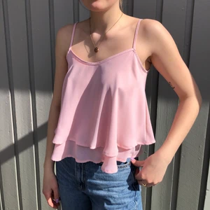 Ljus rosa topp  - Ljus rosa topp från Hollister. Passar super nu till sommaren! Hör av dig om du vill ha fler bilder🌸