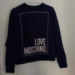 Säljer  moschino tröja i marinblå färg, äkta såklart. Storlek S  🌸