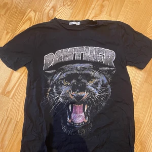 T-shirt med tryck - T-shirt ifrån nelly med tryck, har redan liknande så säljer denna. Använd fåtal gånger