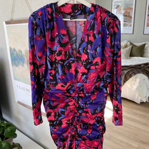 Klänning - Säljer denna färgklick i storlek 38 med en dragkedja i sidan. Kommer inte riktigt till användning tyvärr så säljer den vidare. 