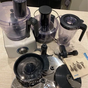 Philips matberedare HR777500 motor på 10 - Med den här matberedaren får du en mångsidig lösning för dina köksbehov.   Dubbel ballongvisp i metall för vispning av grädde och äggvita Degkrok i metall för perfekt deg Knivenhet för att mixa och blanda kaksmetar  Säker kontroll av effekt- och hastighetsinställningar PowerChop-teknik för överlägset hackresultat Automatiska enknappsfunktioner för deg, vispning och is  Enkel tillredning och smidig rengöring XXL-skivor på 18 cm för snabbare förberedelse av alla ingredienser Tillbehör som kan mask