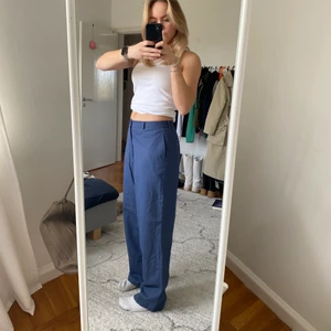 Byxor - Blå byxor i en linne blandning. Perfekta till vår o sommar. Storlek m, passar även mindre. Jag är 167 för referens. Pris inklusive frakt!!!❤️❤️❤️