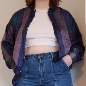 Retro skjorta - Retroskjorta i lila och blått. Vintage.  I använt skick men inga skador. Tunn och sval. I strl M men passar även större storlekar, jag bär ofta L. 