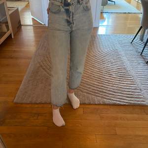 Zara jeans i storlek 34 i bra skick. Dom är korta och högmidjade. Säljs för 200 kr men priset kan diskuteras. 