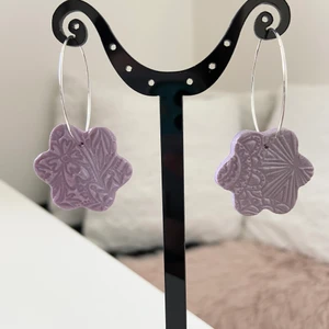 Örhängen  - Handgjorda örhängen av lera. Samfraktar. Kontakta för flera bilder eventuellt video. Storlek ca 5  cm Står ej för postens slarv Kontakta för nickelfri alternativ