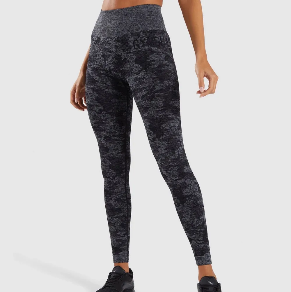 Populära och slutsålda gym shark camo leggings med ny pris 750kr😅 Dessa är använda 2 gånger och är i storleken M🥰 Priset kan diskuteras ❤️. Farkut & Housut.