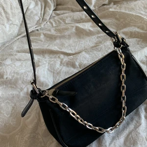 Svart axelväska  - Jätte snygg axelväska från stradivarius, schysterbara axelband, fint skick, köpt förra sommaren i Spanien 