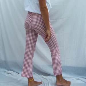 Rosa rutiga kostymbyxor - Gulliga kostymbyxor från Zara. Sitter tight men lite wide vid vaderna. Använda 1 gång. 