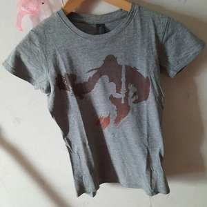 Warcraft Tshirt - ‼RABATT NÄR DU KÖPER FLERA TSHIRTS OCH HÄMTAR I STOCKHOLM‼ Loot crate exclusive tisha med Warcraft print, bra skick. Säljer många tshirts för att få utrymme i garderoben, så kolla gärna min profil. 🌷2st för 80kr🌷 3st för 100kr🌷5st för 130kr🌷(endast upphämtning)