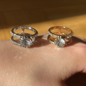Silver och guld ringar🤩 - Säljer mina ringar då det är förstora! Det är två ringar som är samma modell en guld och en silver🥺 Helt oanvända och är i storleken S/M
