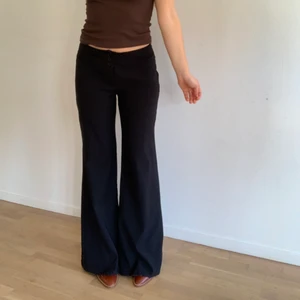 Kostymbyxor  - Svarta kostymbyxor med dolda silverdetaljer i tyget, möts upp på söder eller så står köparen för frakt💕