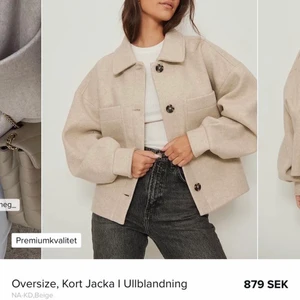 Beige kappa - Säljer nu min såå fina kappa från NA-KD som köptes för 879kr men på ett utropspris på endast 200kr! Buda gärna i budgivningen💓 köparen står för frakten 