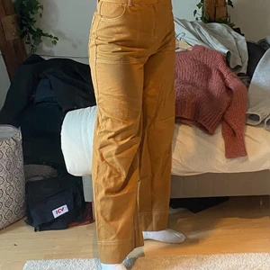 Orange/gula byxor från monki! - Väldigt sköna raka orangea byxor med hög midja.