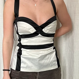 y2k topp storlek M-L - storlek: 38-40. endast provad. möts upp i stockholm eller fraktar. plagget finns kvar 🤍